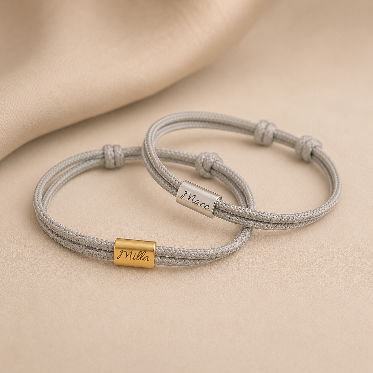 Grå onesize armbånd til to med graveret tekst på stål