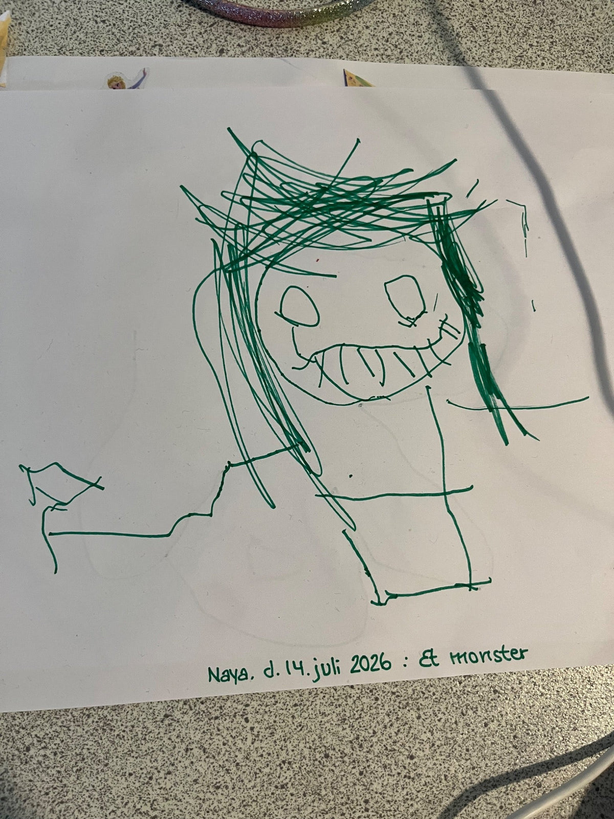 Ægte kundes originale børnetegning af et monster før gravering på halskæde