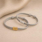 Grå onesize armbånd til to med graveret tekst på stål