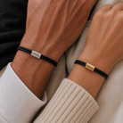 Armbånd med tekst på håndled